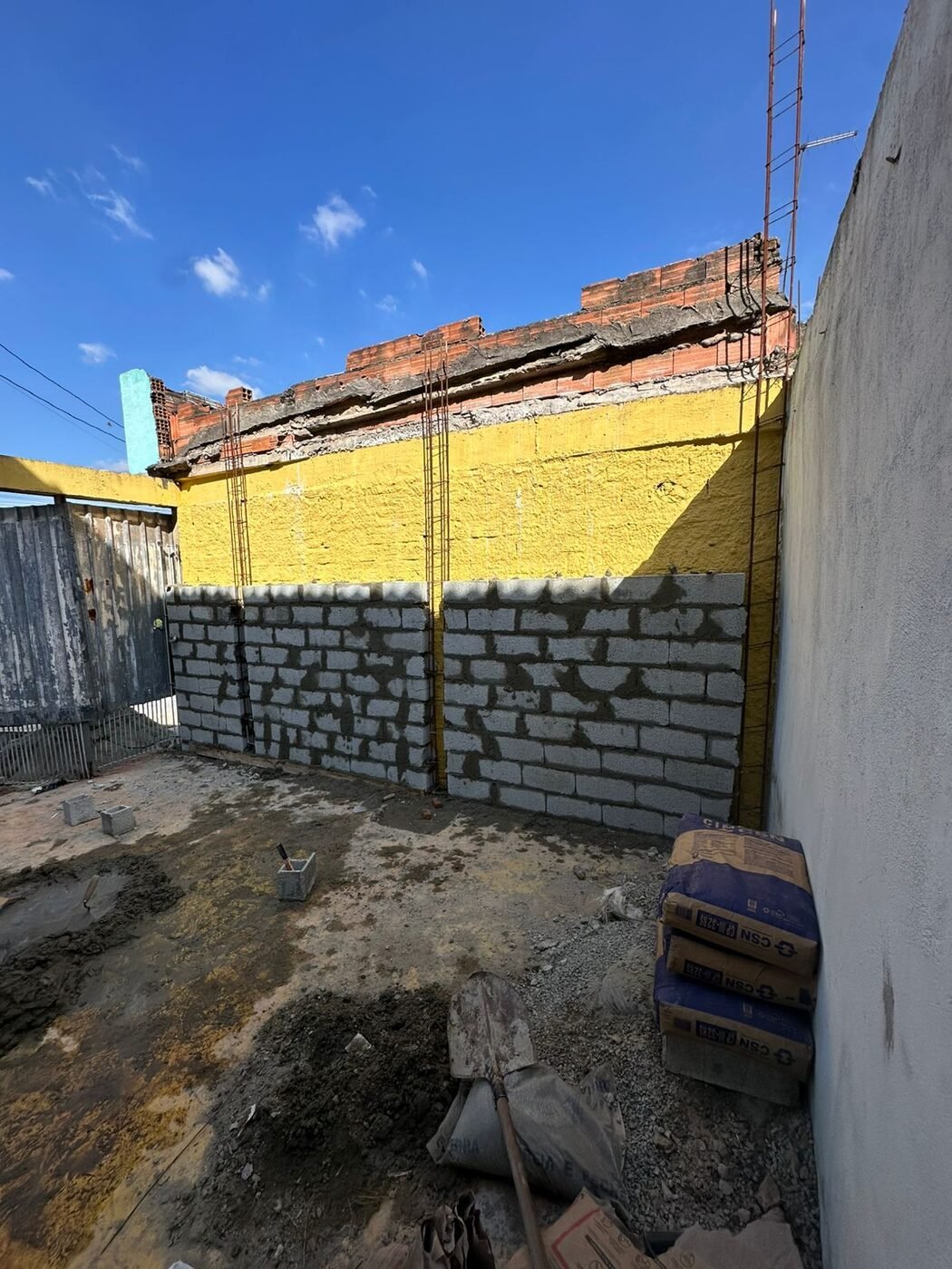 Levantamento de muro em obra de ampliação
