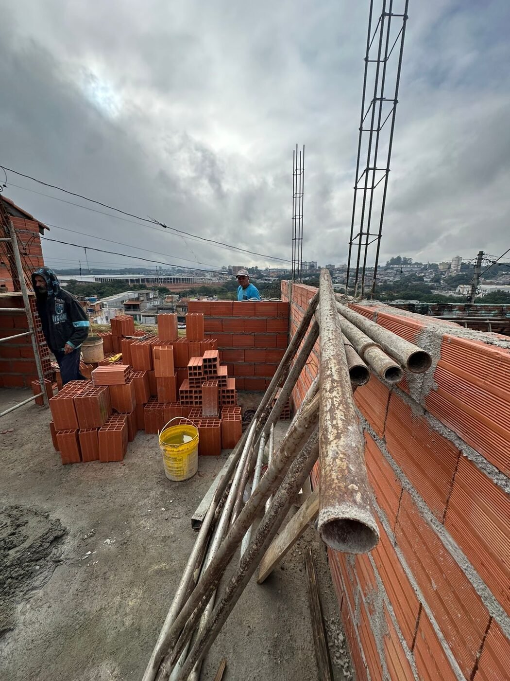 Construção de parede em obra de ampliação