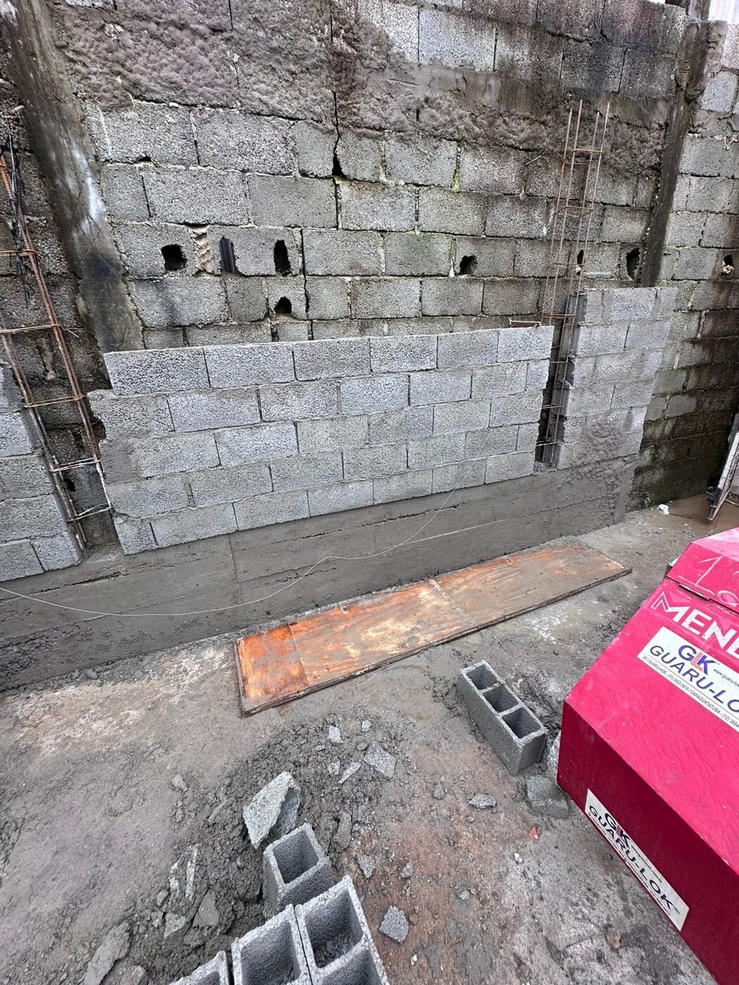 Fundação e alvenaria em construção