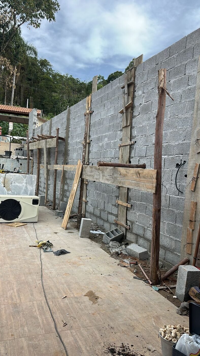 Muro de arrimo em bloco sendo construído
