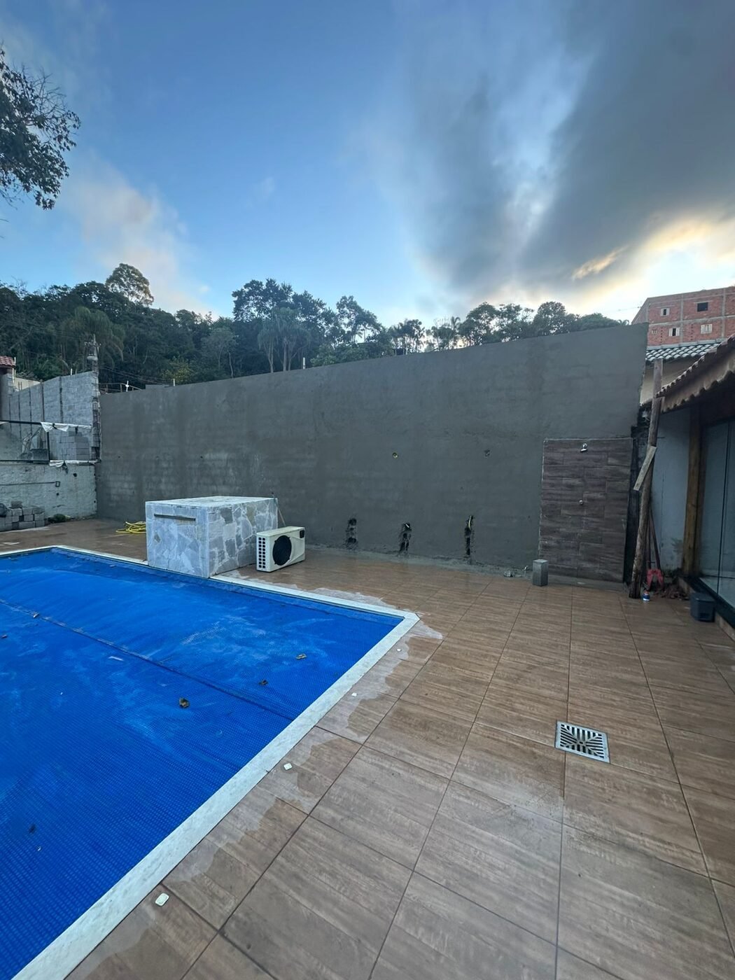 Muro rebocado em área de piscina