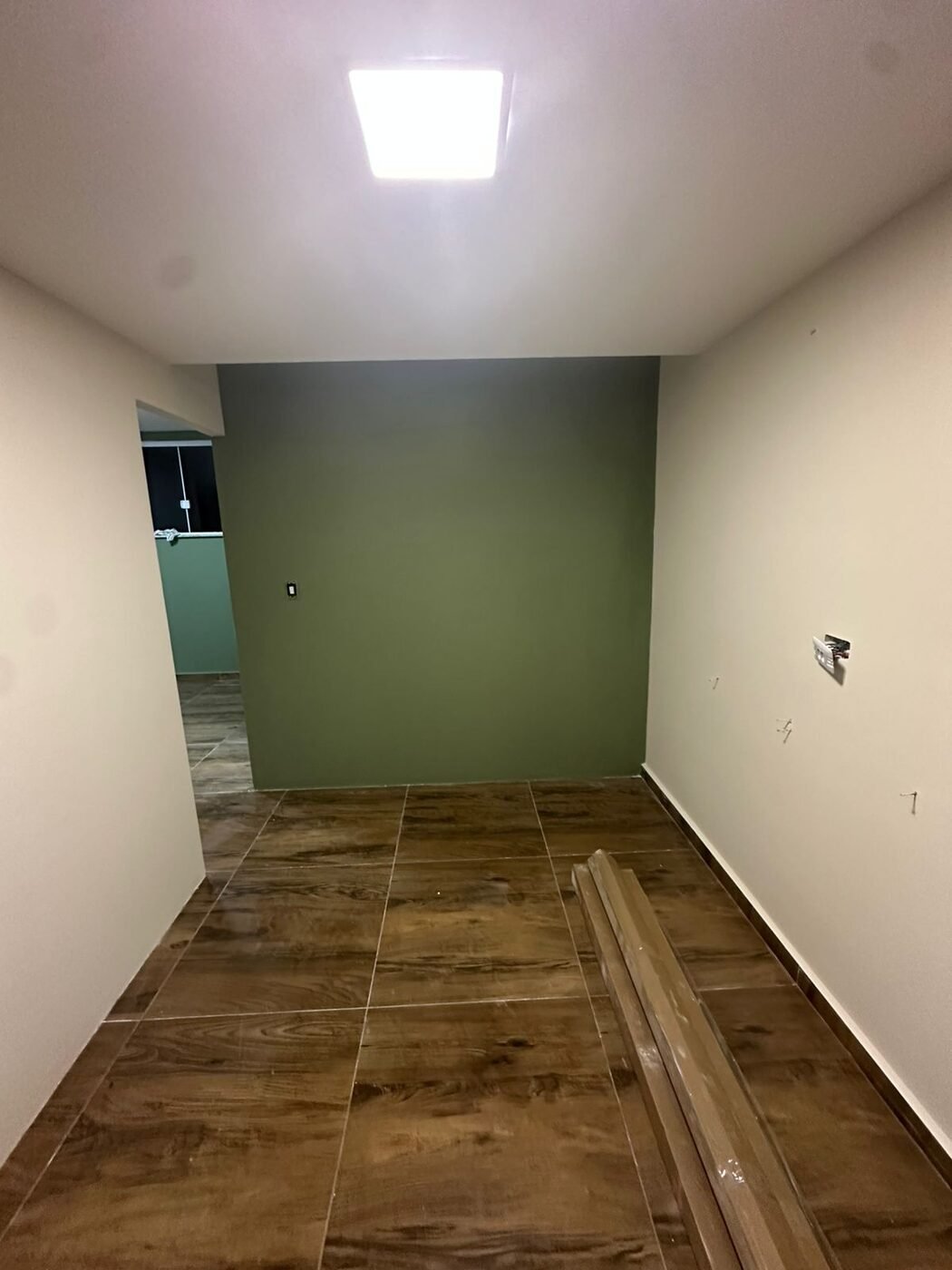 Piso em porcelanato e pintura de ambiente